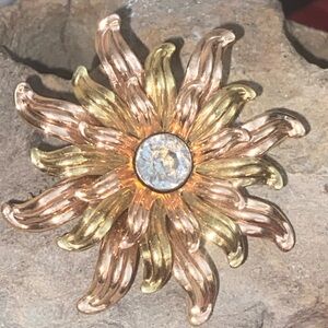 Vintage 40s VAN DELL 1/20 12k Gold Filled & Clear Rhinestoned Sunburst Broach